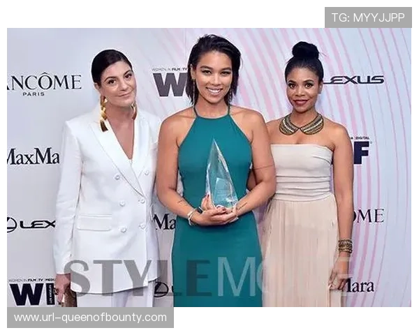 佩雷拉荣获美国“灯塔奖”,成首位获此殊荣的移民格斗家 佩雷拉荣获美国“灯塔奖”,成首位获此殊荣的移民格斗家